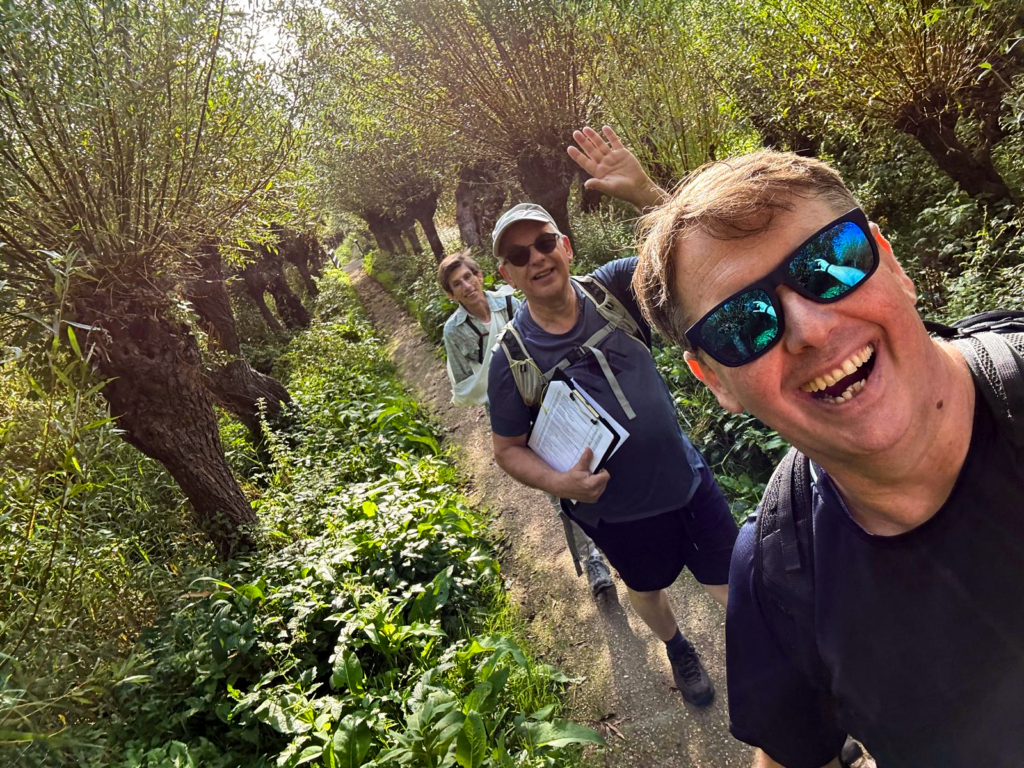 Wandelaars tijdens BaRo tocht in de Rhoonse Grienden